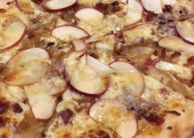 vermont apple bacon pizza